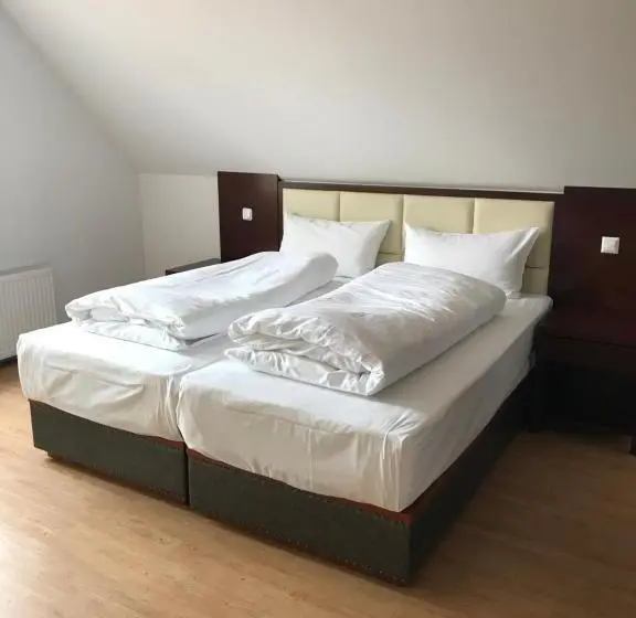 اتاق ساده سه‌ نفره, Ostsee Hotel Travemünde
