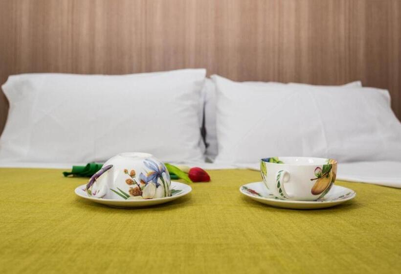 اتاق لوکس با بالکن, Le Affacciate Bruzie Home Guest House