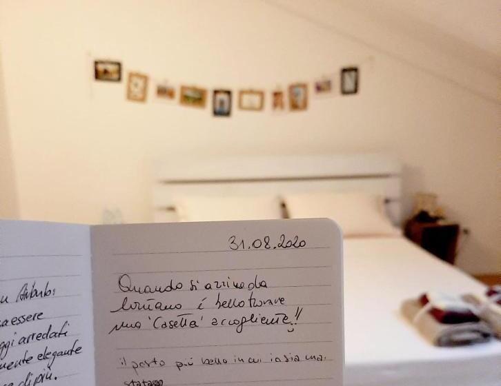 اتاق سهنفرۀ استاندارد با سرویس بهداشتی بیرون از اتاق, La Casetta Ferrara B&b