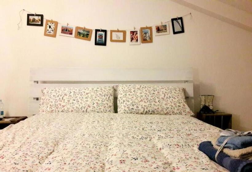 اتاق سهنفرۀ استاندارد با سرویس بهداشتی بیرون از اتاق, La Casetta Ferrara B&b