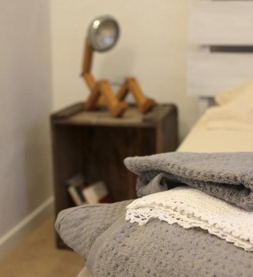 اتاق سهنفرۀ استاندارد با سرویس بهداشتی بیرون از اتاق, La Casetta Ferrara B&b