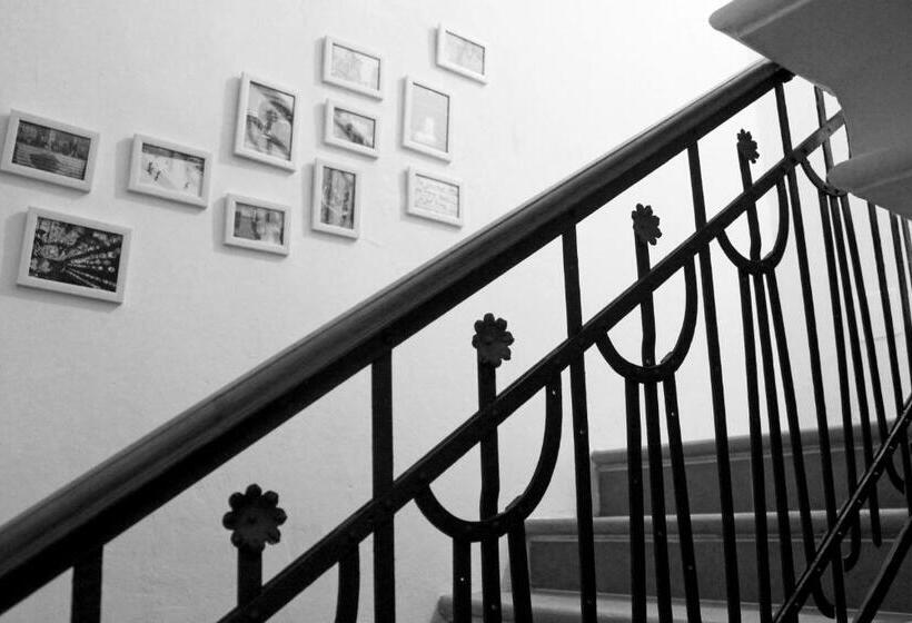 اتاق سه‌نفرۀ استاندارد با سرویس بهداشتی بیرون از اتاق, La Casetta Ferrara B&b