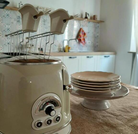 اتاق سهنفرۀ استاندارد با سرویس بهداشتی بیرون از اتاق, La Casetta Ferrara B&b