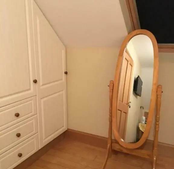 Quarto Familiar, Killard House