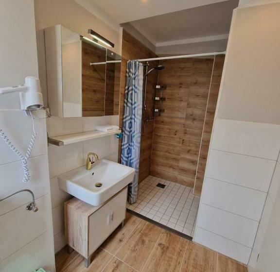 اتاق راحتی, Kenny & Henry