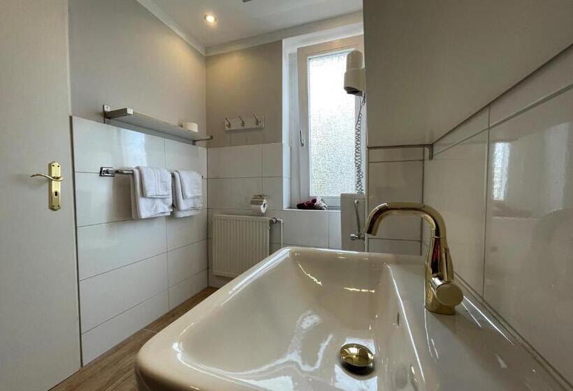 اتاق راحتی, Kenny & Henry