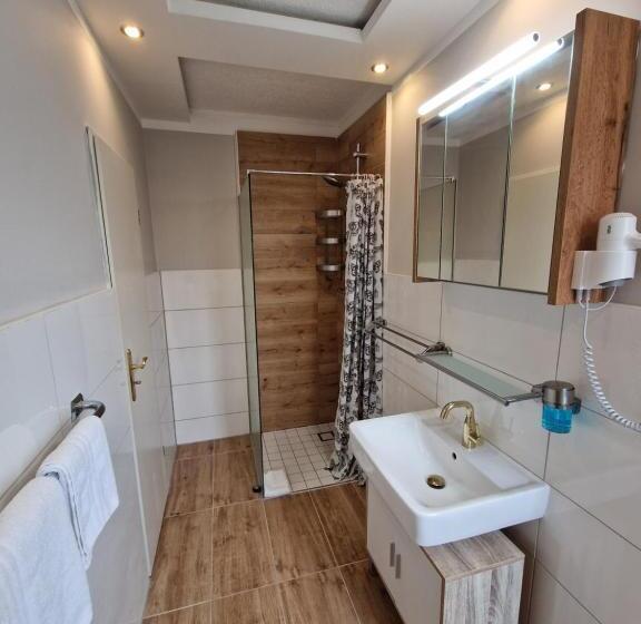 اتاق راحتی, Kenny & Henry