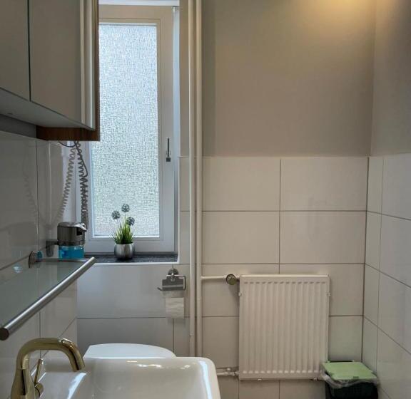 اتاق راحتی, Kenny & Henry