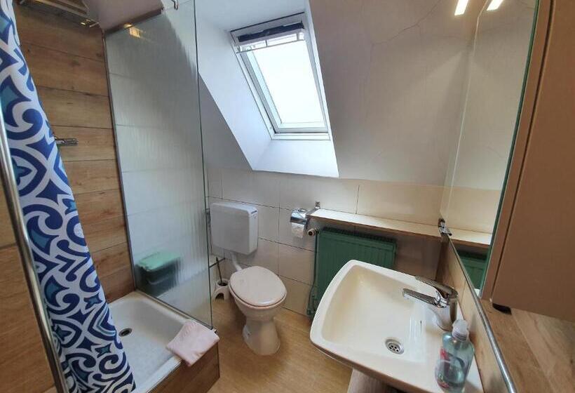 اتاق استاندارد, Kenny & Henry