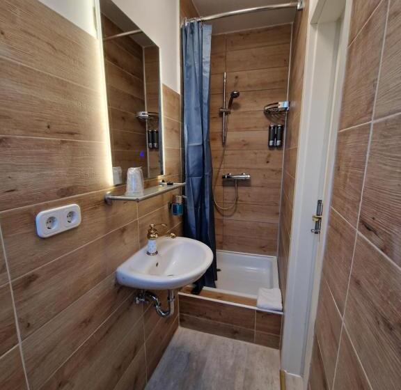 اتاق استاندارد, Kenny & Henry