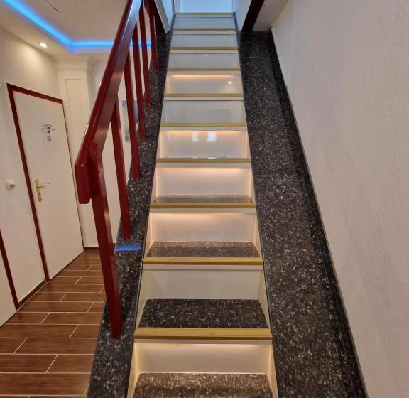 اتاق راحتی, Kenny & Henry