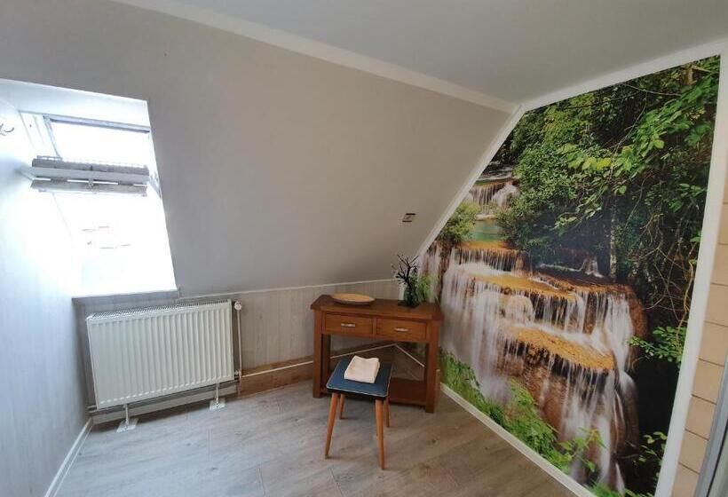 اتاق راحتی, Kenny & Henry