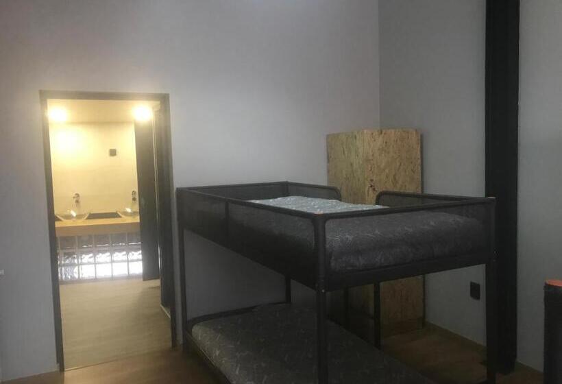 غرفة عائلية, Wood Steel & Glass