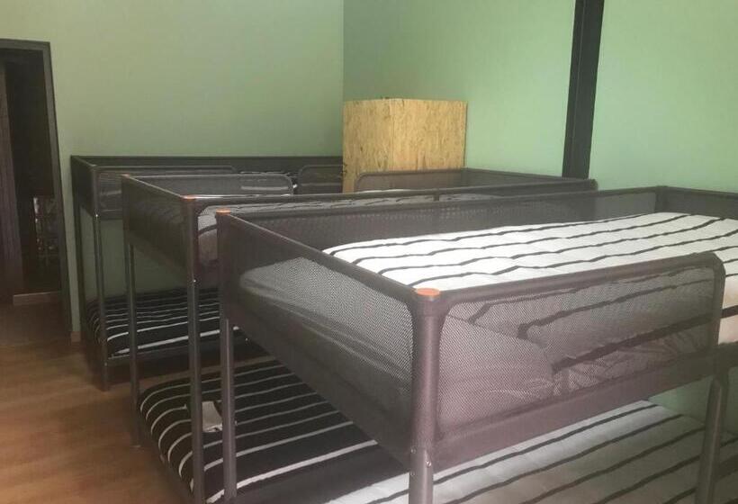 غرفة عائلية, Wood Steel & Glass