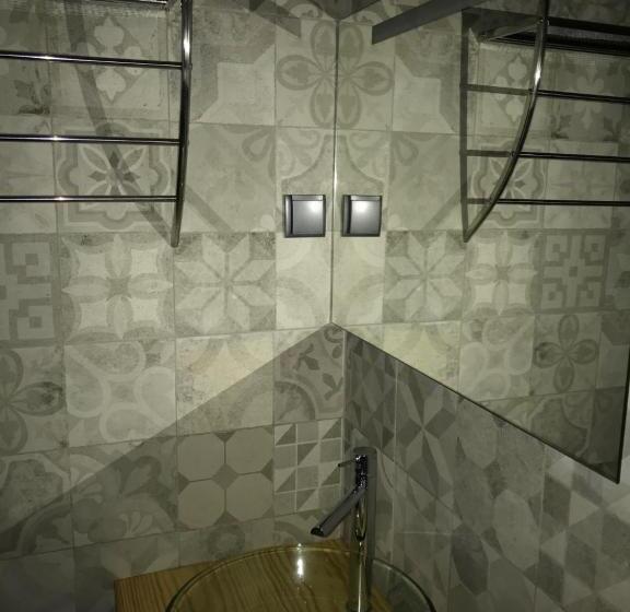 غرفة قياسية, Wood Steel & Glass