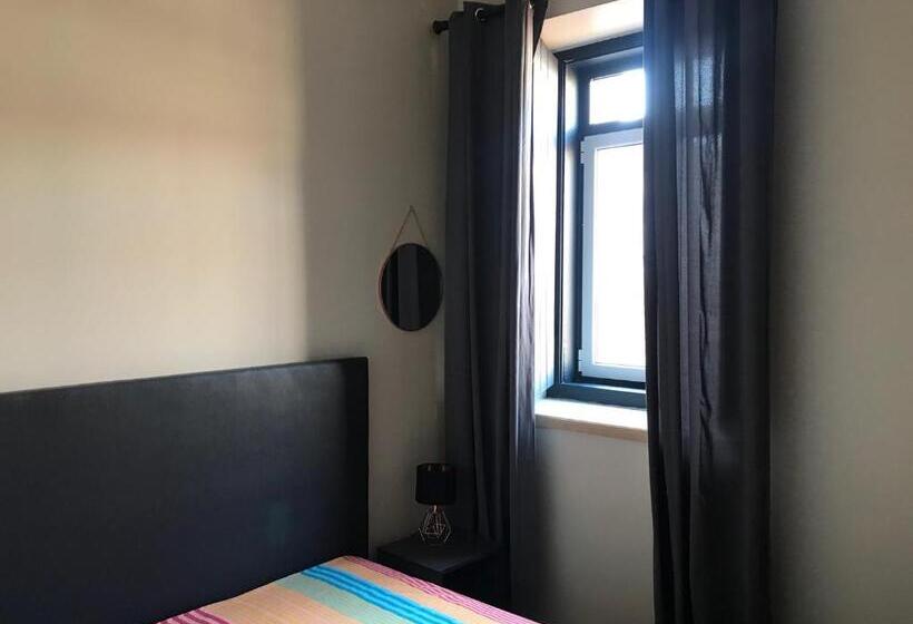 غرفة قياسية, Wood Steel & Glass