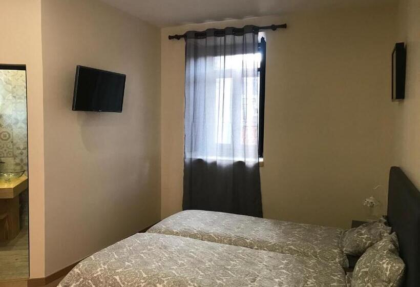 غرفة قياسية, Wood Steel & Glass