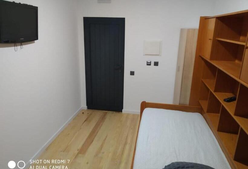 غرفة قياسية فردية, Wood Steel & Glass