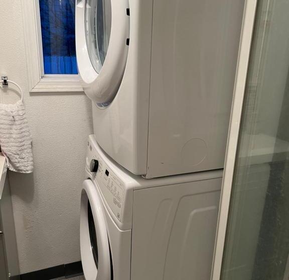 חדר אקונומי יחיד, Brennan S B&b