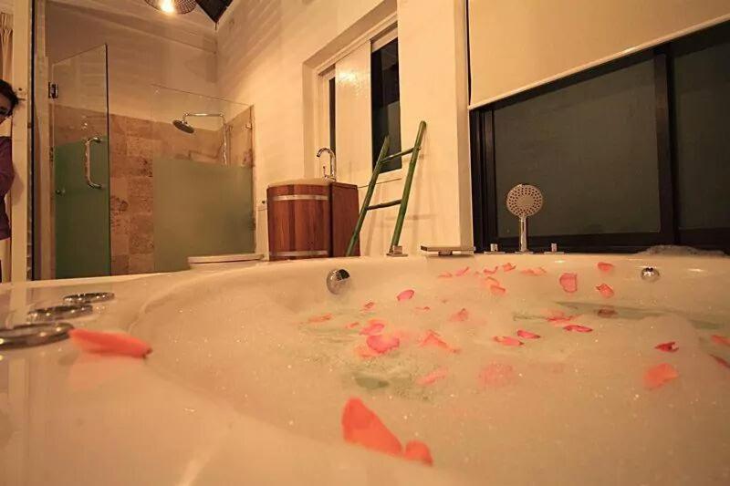 جناح مزود بجاكوزى, Chez Piera Resort