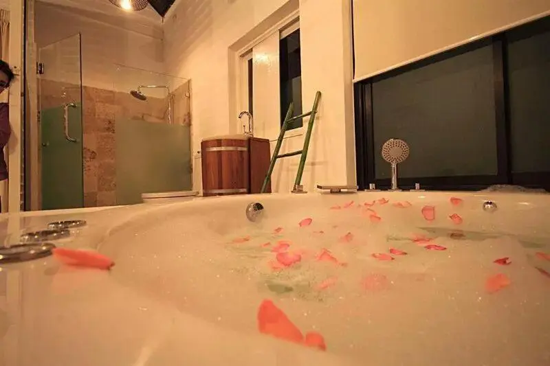 سوئیت با وان آب گرم, Chez Piera Resort