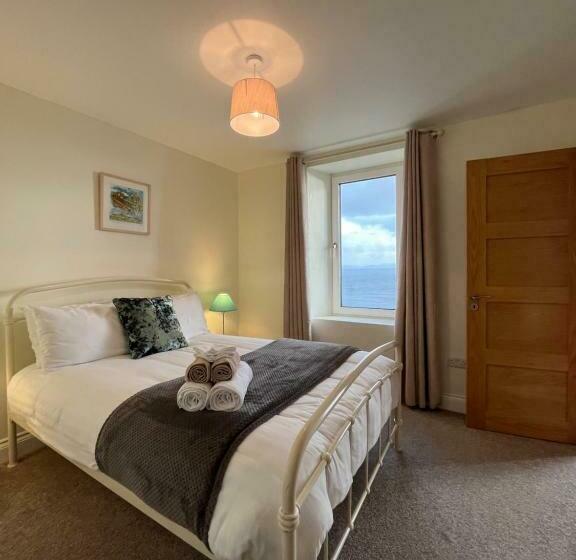 غرفة قياسية, Old Irish Farmhouse