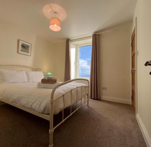 غرفة قياسية, Old Irish Farmhouse