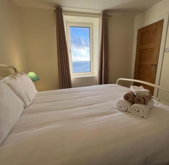 غرفة قياسية, Old Irish Farmhouse