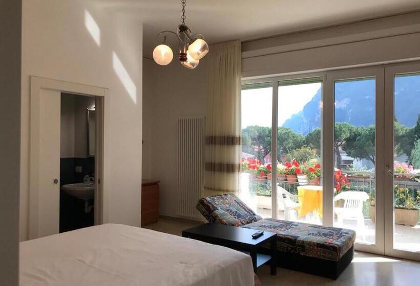 غرفة قياسية ثلاثية, Eagle Rooms