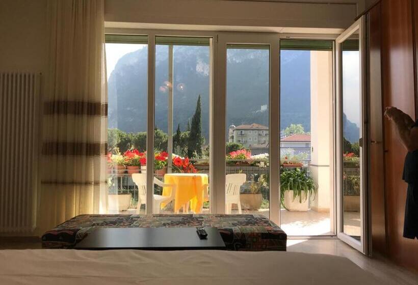 غرفة قياسية ثلاثية, Eagle Rooms