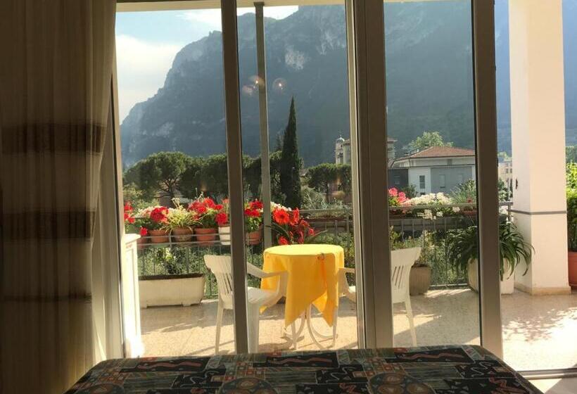 غرفة قياسية ثلاثية, Eagle Rooms