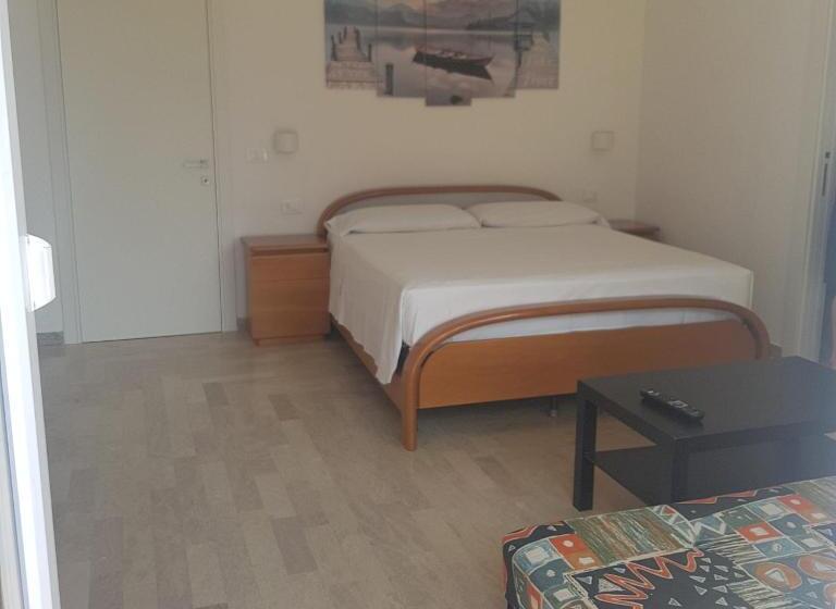 غرفة قياسية ثلاثية, Eagle Rooms