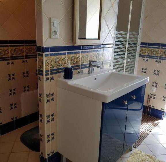 غرفة قياسية, Sous Les Remparts