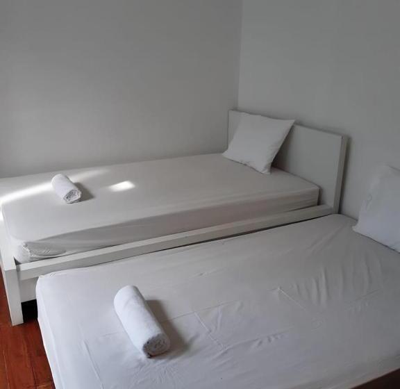 חדר בסיסי, 9am