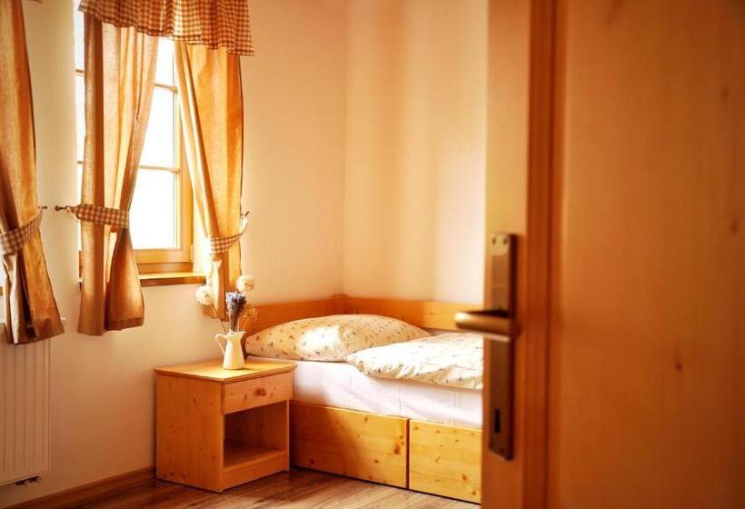 패밀리 스튜디오, Penzión Uhliská A Depandance Gazdovský Dom