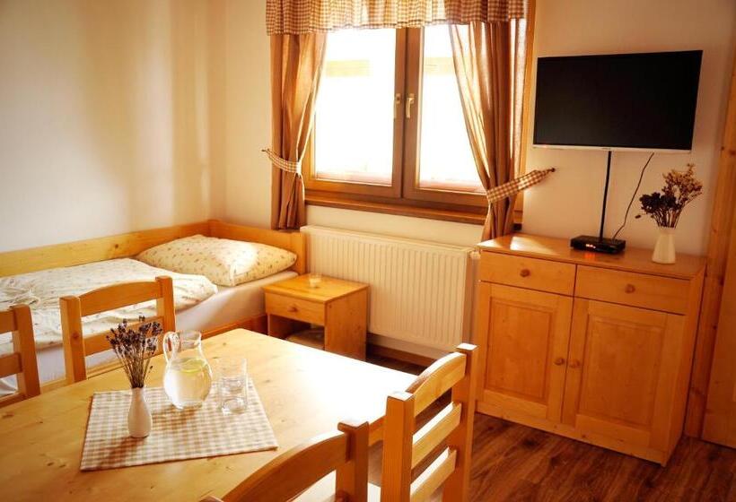 패밀리 스튜디오, Penzión Uhliská A Depandance Gazdovský Dom