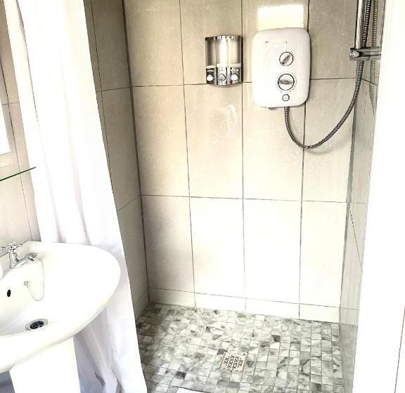 חדר משפחתי, Seven Oaks B&b