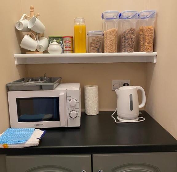 חדר משפחתי, Seven Oaks B&b