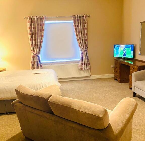 패밀리 룸, Seven Oaks B&b