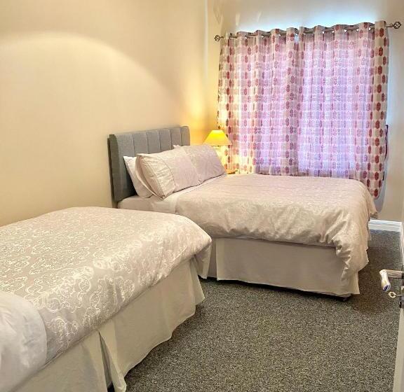 חדר משפחתי, Seven Oaks B&b