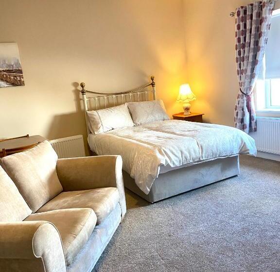 חדר משפחתי, Seven Oaks B&b