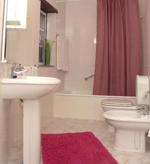 标准三人间, Casa Das Termas