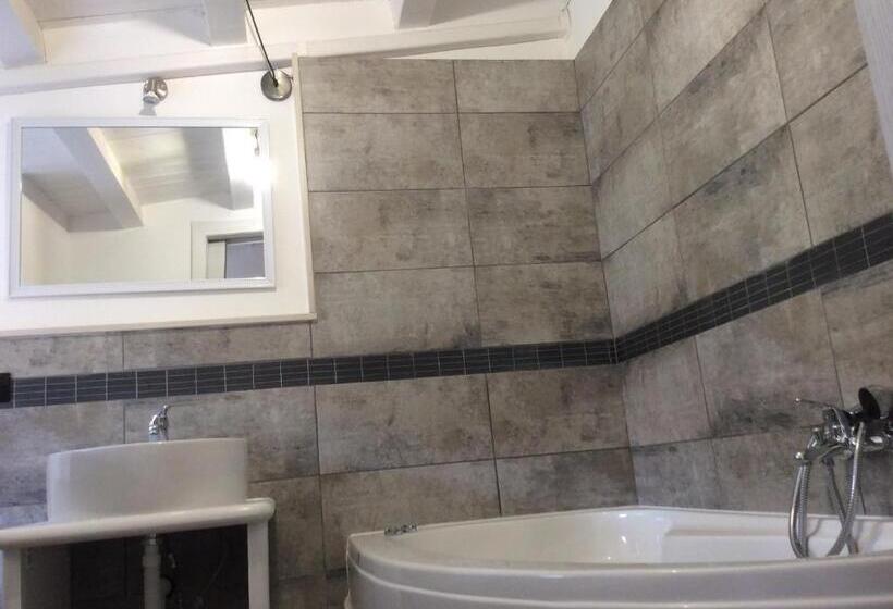 اتاق سوپریور سه تخته, La Carraia