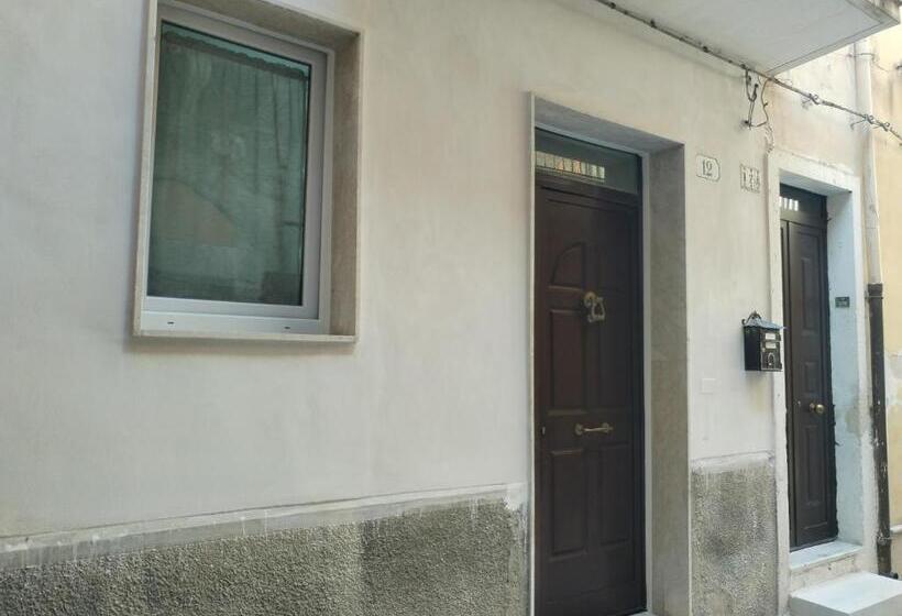 خانه 1 خوابه, La Carraia