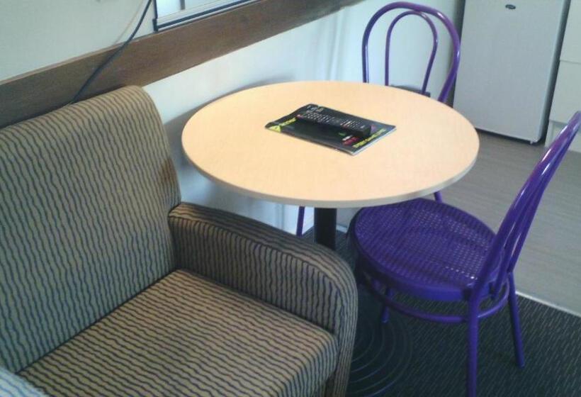 استودیوی استاندارد, Wellington 747 Motel