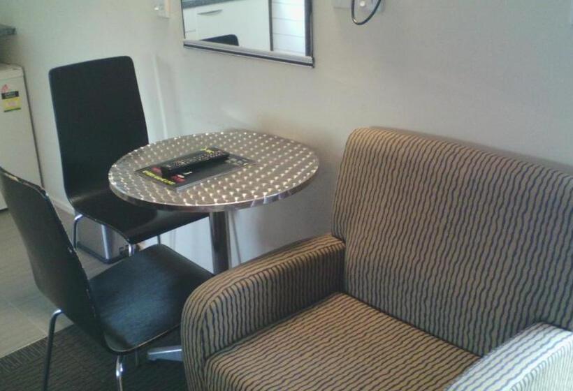 استودیوی استاندارد, Wellington 747 Motel