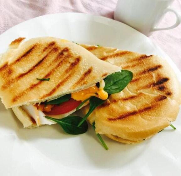 اتاق خانوادگی, Wellington 747 Motel