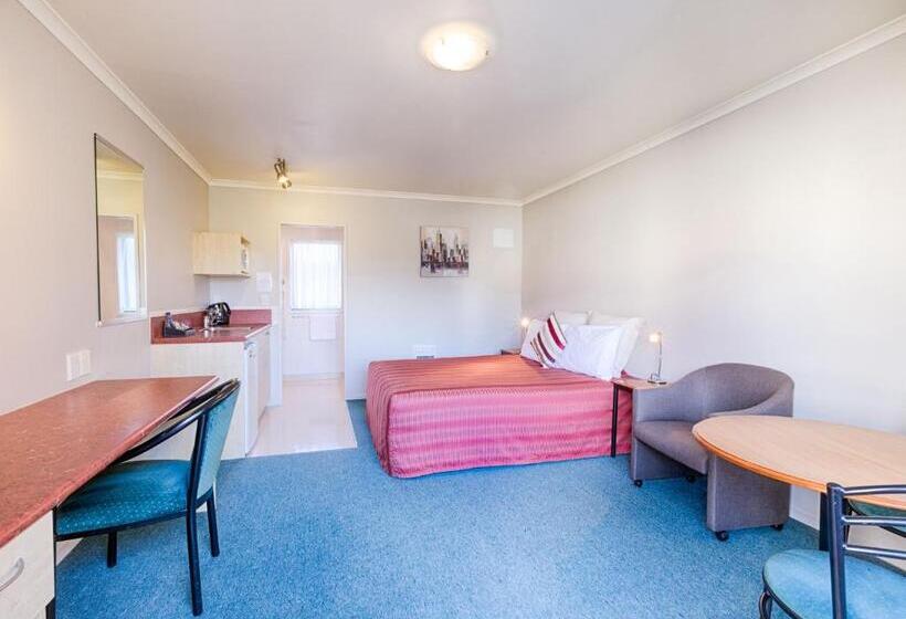 إستوديو سوبيريور, Bella Vista Motel Hamilton