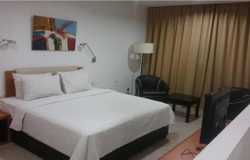 آپارتمان یک خوابه با دری مشترک که هال را جدا می کند., Gloria Swiss Hotel & Apartment Sandakan