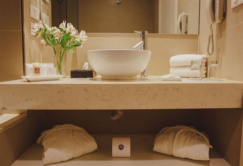 高级客房, After Hotel Montevideo